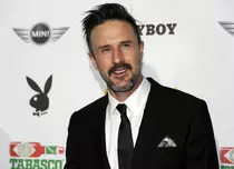 După Courteney Cox, şi David Arquette s-a logodit