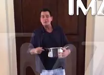 VIDEO. Charlie Sheen a participat la provocarea găleţii cu gheaţă într-un mod ieşit din comun