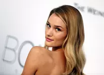 Rosie Huntington-Whiteley: „Mă simt ca o idioată când postez selfie-uri”