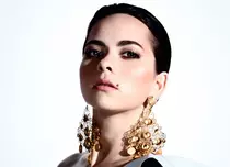 Inna a lansat single-ul “Fata din rândul trei”