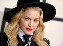 Madonna își scoate la licitație rochia de mireasă 