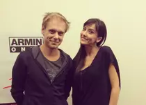 Alexandra Bădoi l-a întâmpinat pe Armin Van Buuren cu țuică 