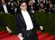 Johnny Depp, complet beat pe scena de la Hollywood Film Awards | VIDEO