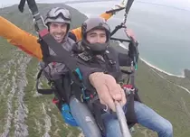 „Burlacul” Andrei Andrei zboară cu parapanta în timpul unei întâlniri