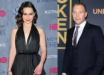 Emilia Clarke („Urzeala tronurilor”) se iubeşte cu Jay Courtney („Divergent”)