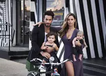 Ce familie frumoasă are Aaron Diaz!