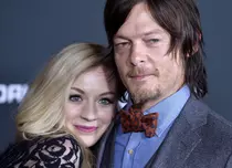 Norman Reedus s-a cuplat cu Emily Kinney, colega din „The Walking Dead”
