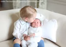 Au apărut primele fotografii cu Prinţul George şi Prinţesa Charlotte | FOTO