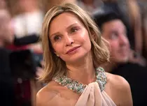 Calista Flockhart e o șefă severă în serialul ”Supergirl”