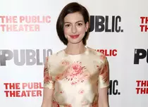 Anne Hathaway s-a fotografiat pe plajă. Cum arată vedeta însărcinată