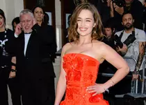 Emilia Clarke e „cea mai sexy femeie în viaţă”, conform „Esquire”