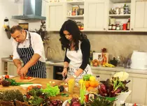 VJ Mihaela a gătit un burrito vegetal în bucătăria lui Marius Tudosiei