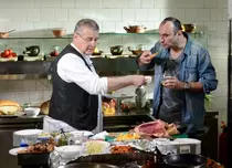 Colţunaşi cu... poezie, la „Politică şi delicateţuri”