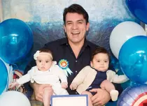 Jorge Salinas, prima zi de naştere în compania gemenilor săi