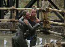 Foto. Concurenții de la „Supraviețuitorul” (ProTV) au parte de lupte în noroi