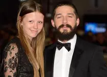 Elvis i-a căsătorit pe Shia LaBeouf şi Mia Goth, în Las Vegas