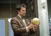 INTERVIU EXCLUSIV: Noah Wyle, despre debutul ca scenarist, în „Bibliotecarii” 3