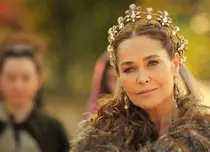 FOTO. Cine e Hülya Avşar, sultana-mamă Safiye din serialul “Kösem”, de la Kanal D