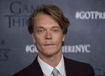 Alfie Allen, actorul din „Urzeala tronurilor”, a făcut un documentar despre fotbal, pentru History