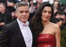 E oficial! Amal Clooney este însărcinată cu gemeni. Se știe deja sexul copiilor