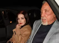 Priscilla Presley s-a cuplat cu Sir Tom Jones