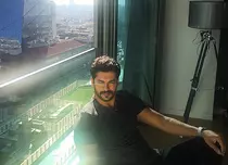 Aviz amatoarelor! Burak Özçivit (Bali din „Suleyman Magnificul”) se întoarce la TV