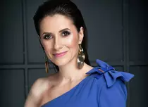 În această seară, Iuliana Tudor este amfitrionul evenimentului artistic Sibiu Summit Celebration