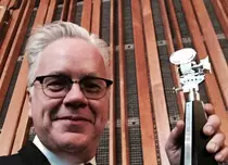 Tim Robbins va juca într-un nou serial HBO. O are parteneră pe Holly Hunter