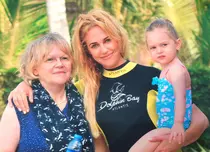 Meryem Uzerli şi-a dus familia în Abu Dhabi
