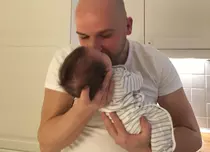 Andrei Ștefănescu s-a obișnuit cu postura de tătic: schimbă scutece, dar cu o condiție!