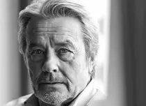 Alain Delon își va încheia cariera cu o poveste de dragoste. Îi va fi parteneră Juliette Binoche