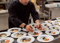 Chef Scărlătescu se pregătește pentru Festivalul Scoicilor: a pregătit 12 tone de scoici