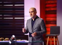 Răzvan Exarhu s-a apucat de scris. Juratul de la „MasterChef” își lansează mâine prima sa carte, „Fericirea e un ac de siguranță”