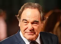 Încă un regizor face pasul spre micul ecran. Oliver Stone va face un serial despre Guantanamo Bay
