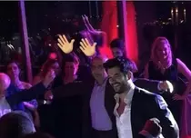 FOTO. Burak Özçivit („Dragoste infinită”, Kanal D), electrizant în „noaptea henna” de dinainte de nuntă