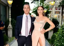 Actriţa Serenay Sarıkaya („Yaman”), sexy şi îndrăgostită la nunta lui Burak Özçivit