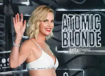 Charlize Theron, apariţie de senzaţie pe covorul roşu de la Berlin