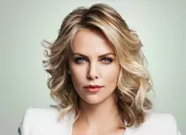 Charlize Theron și-ar putea relua rolul Furiosa din „Mad Max: Drumul furiei”