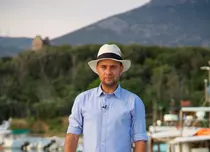 Cosmin Seleși are noi obiceiuri culinare de când filmează în Grecia, pentru noul show al Antenei 1, „Aventură cu 4 stele”