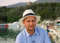 Cosmin Seleși filmează de trei săptămâni, în Grecia, pentru „Aventură cu 4 stele”: „Nu am avut timp să fac nici măcar o baie în mare”