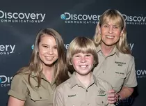 Familia lui Steve Irwin se întoarce la Animal Planet, televiziunea care a făcut din „Vânătorul de crocodili” o vedetă internațională