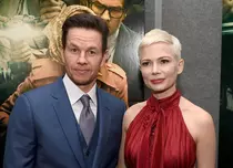 Mark Wahlberg a donat banii primiți pentru refilmările „All The Money in the World”. Care a fost reacția lui Michelle Williams