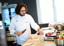 Chef Florin Dumitrescu i-a dezvăluit secretele gastronomiei câștigătorului aplicației „Chefi la cuțite”