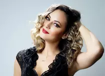 Eda Marcus: „Cea mai importantă tradiție este sărbătorirea în familie” | INTERVIU