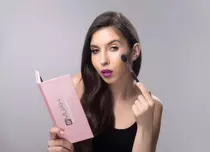 Află care sunt produsele de make-up multifuncționale din trusa ta