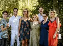 GALERIE FOTO. Noul sezon „Fructul oprit”, sărbătorit de actori și jurnaliști, pe platourile de filmare din Snagov