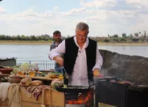 FOTO. La Cetate, Dinescu găteşte cu şi pentru actorul Lucian Ghimişi