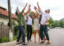 GALERIE FOTO. Echipa „Visuri la cheie” construiește o casă de la zero pentru o bunică și o nepoată