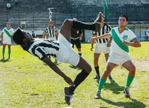 GALERIE FOTO. TVR 1 difuzează vineri filmul „Pele”, povestea eroului de la periferia oraşului Sao Paolo