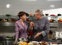 GALERIE FOTO. Dinescu face echipă cu Aspirina în bucătărie, la „Politică şi delicateţuri”, de la TVR 1